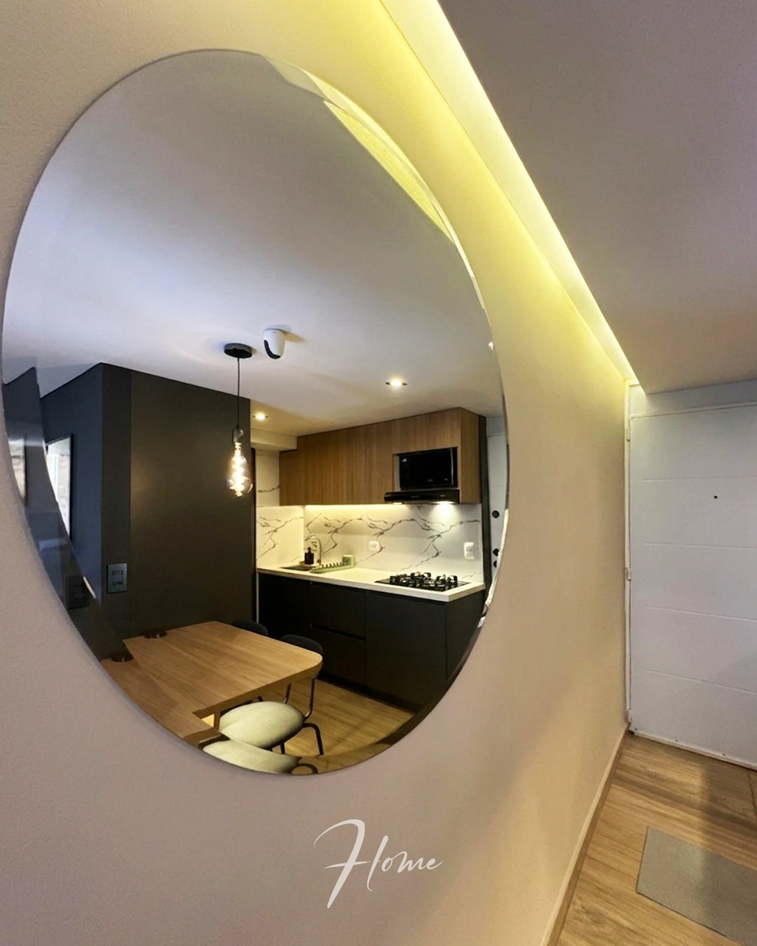 Espejo y cocina del proyecto Villa Alsacia de Siete Home